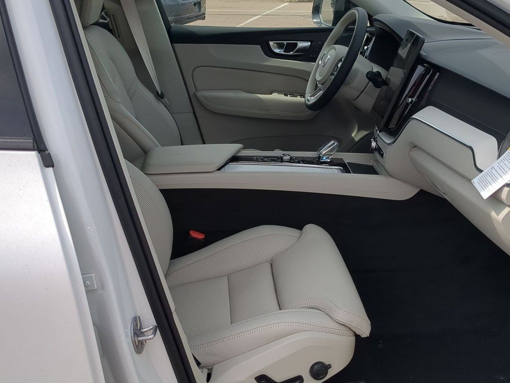 Thumbnail: 2026 Volvo XC60 - 11