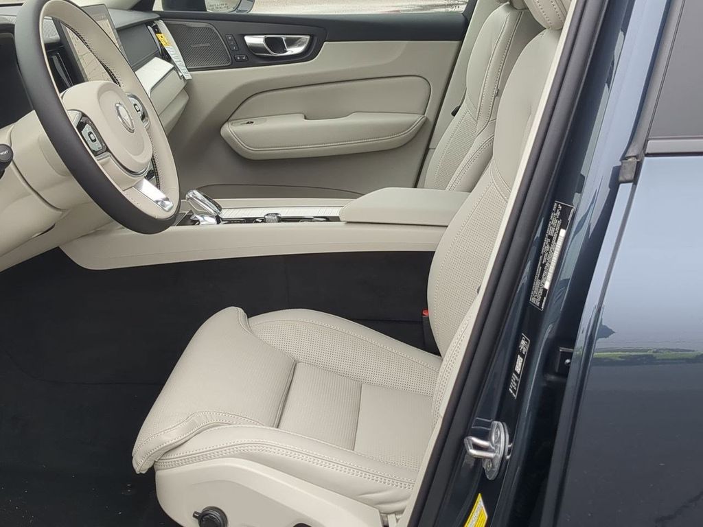 Thumbnail: 2026 Volvo XC60 - 10