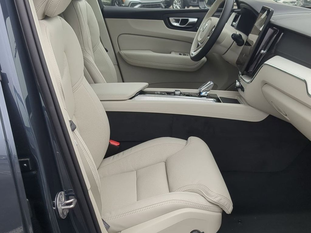 Thumbnail: 2026 Volvo XC60 - 11