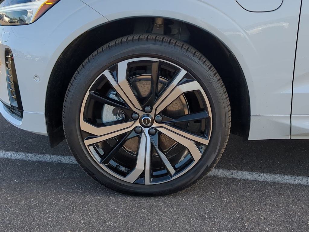 2025 Volvo XC60 T8 Ultimate 8