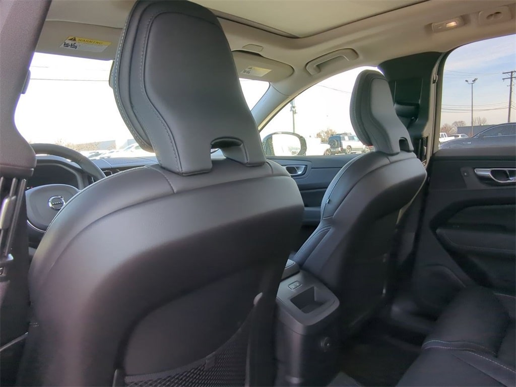 Thumbnail: 2025 Volvo XC60 - 12