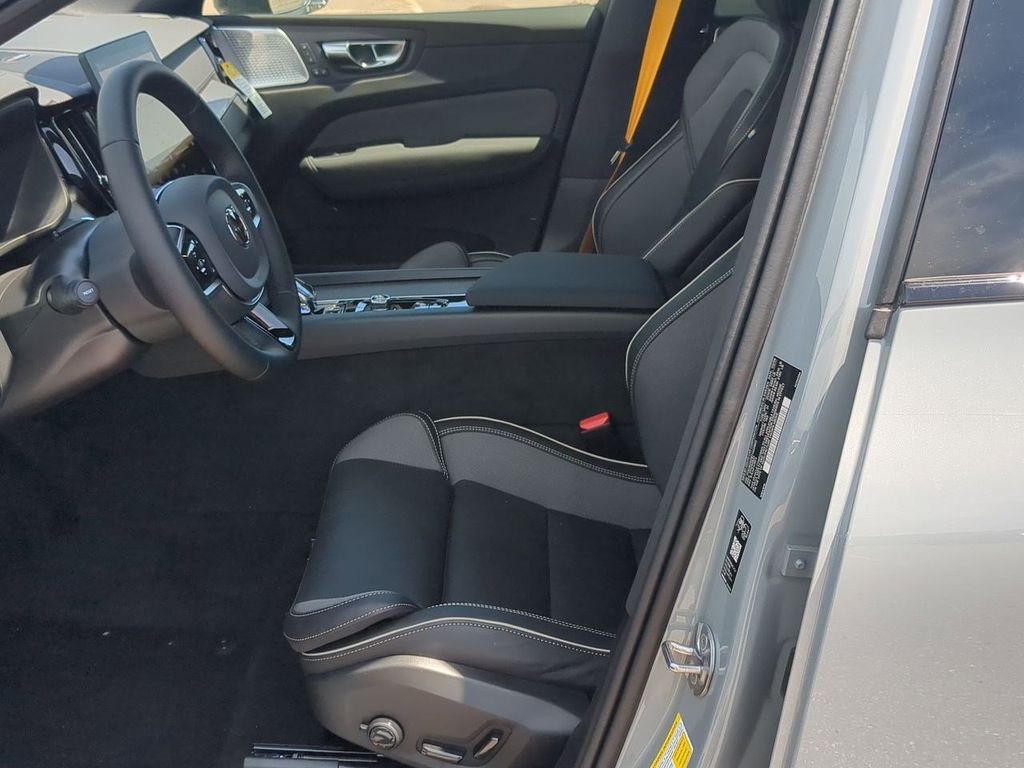 Thumbnail: 2026 Volvo XC60 - 10