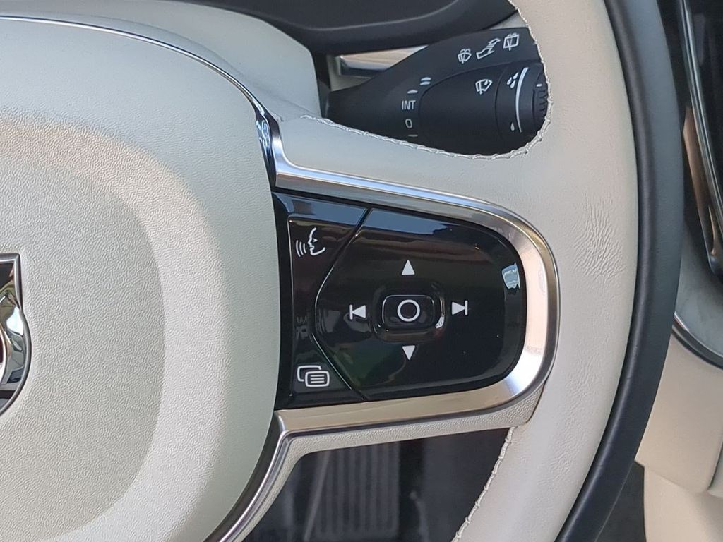 Thumbnail: 2024 Volvo XC60 - 28
