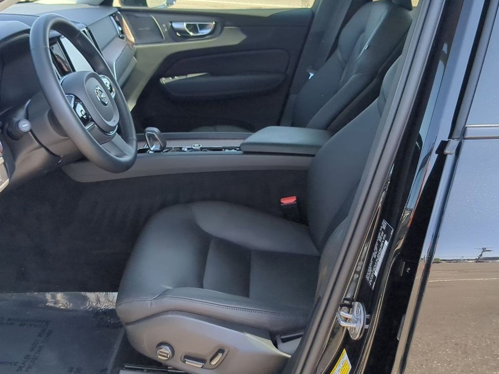 Thumbnail: 2024 Volvo XC60 - 10