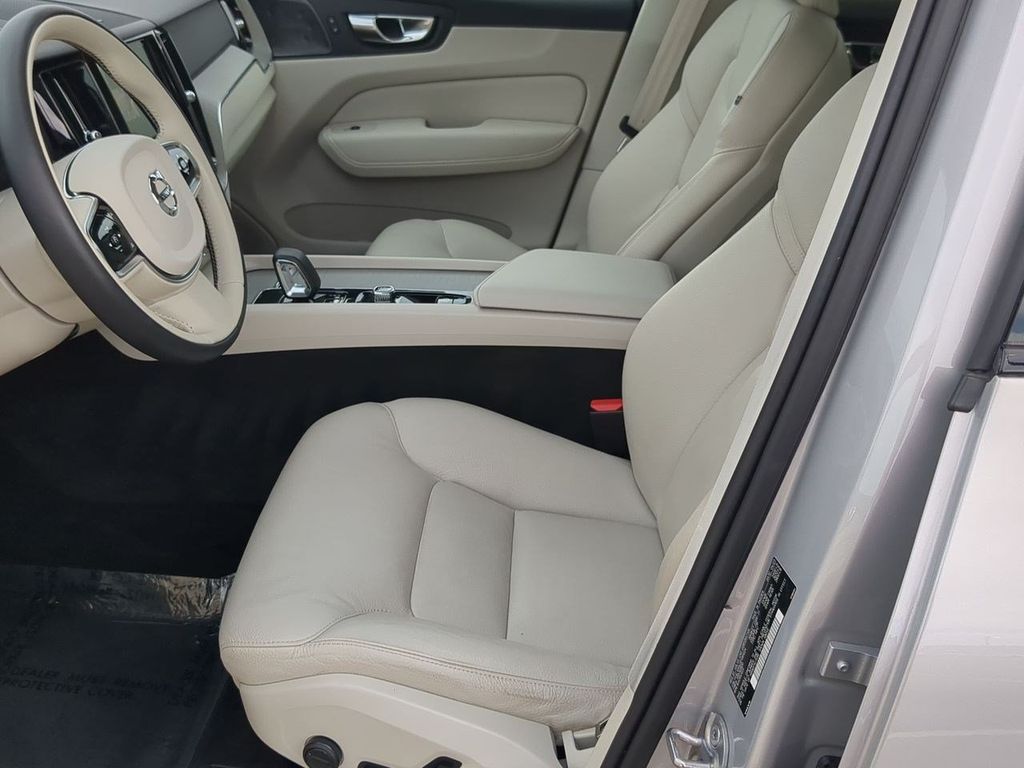 Thumbnail: 2023 Volvo XC60 - 10