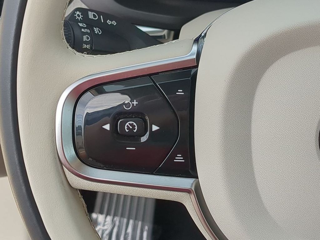 Thumbnail: 2023 Volvo XC60 - 25