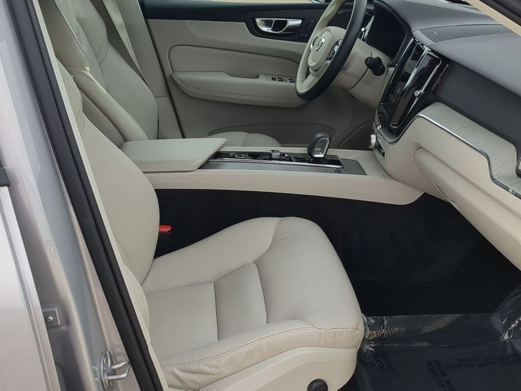 Thumbnail: 2023 Volvo XC60 - 11