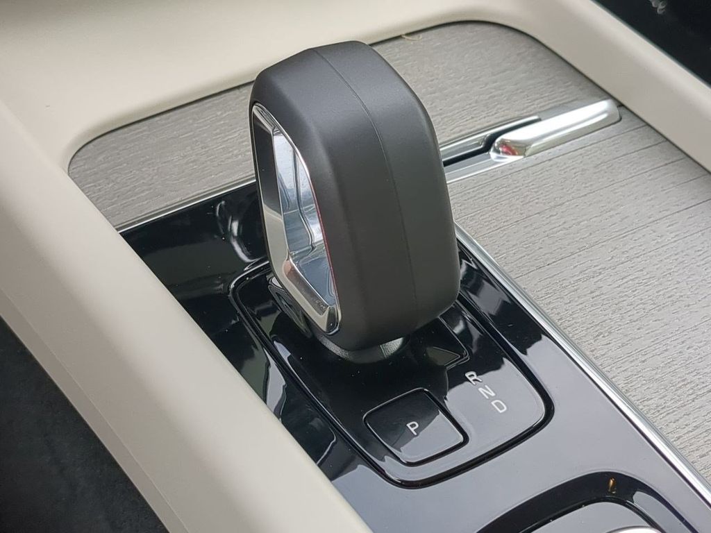 Thumbnail: 2023 Volvo XC60 - 15