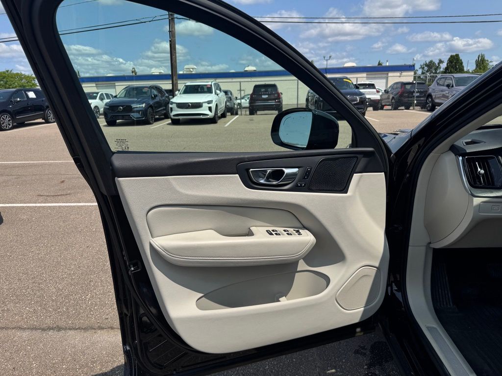 Thumbnail: 2023 Volvo XC60 - 20