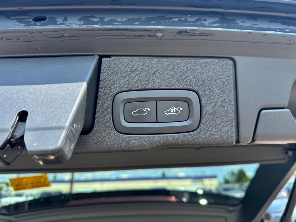 Thumbnail: 2023 Volvo XC60 - 18