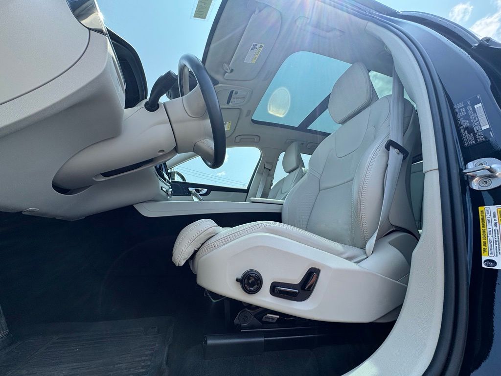 Thumbnail: 2023 Volvo XC60 - 21