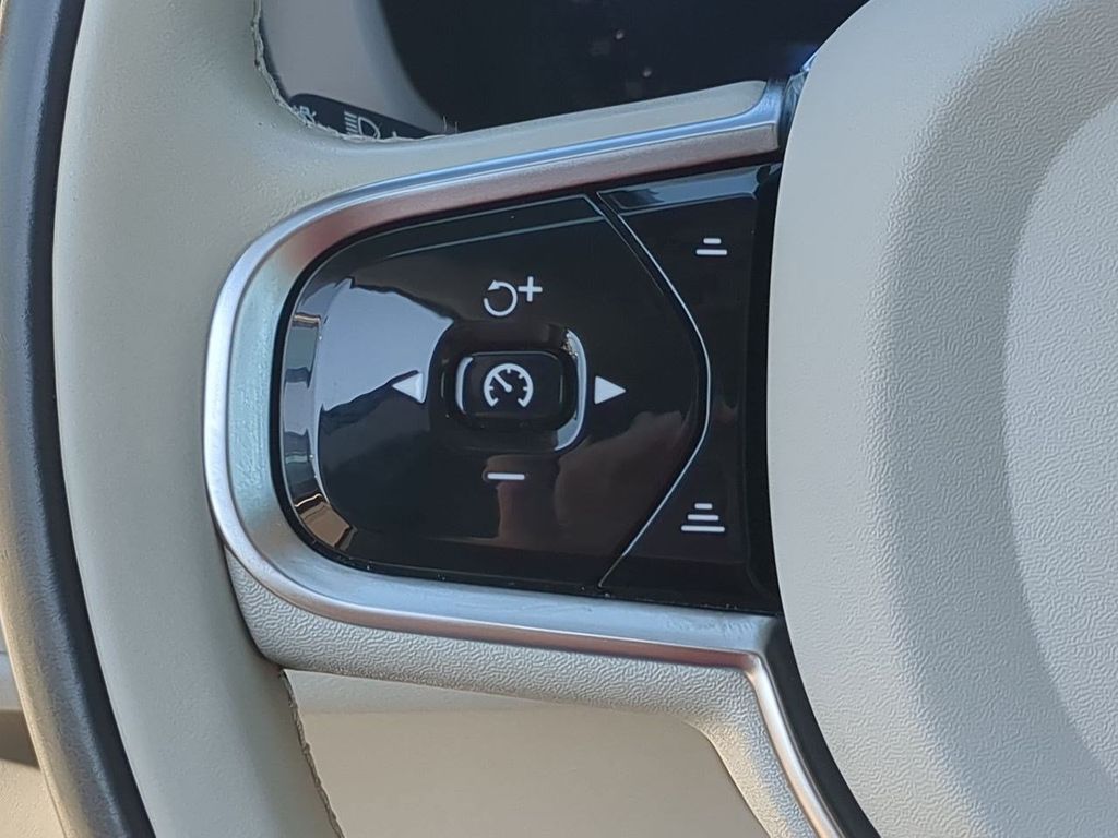 Thumbnail: 2023 Volvo XC60 - 25