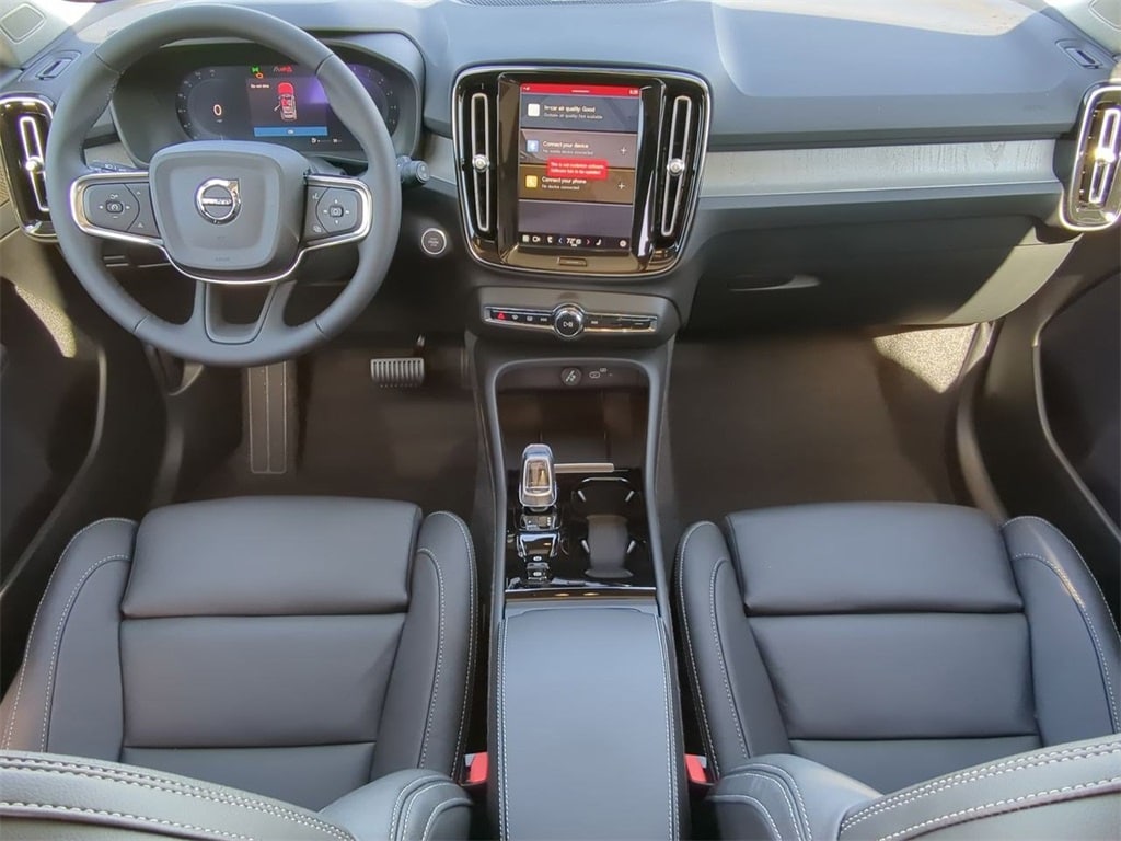 Thumbnail: 2025 Volvo XC40 - 10
