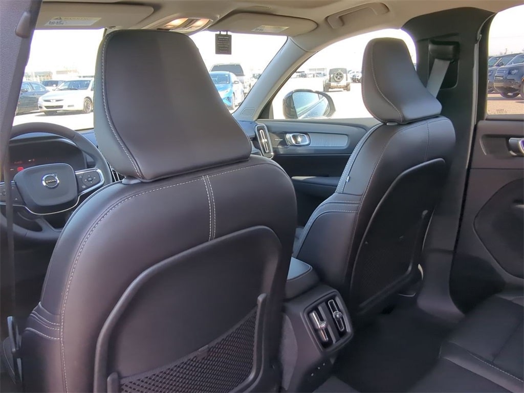 Thumbnail: 2025 Volvo XC40 - 12