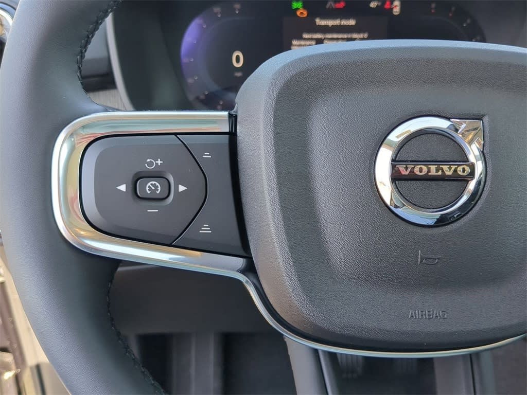 Thumbnail: 2025 Volvo XC40 - 30