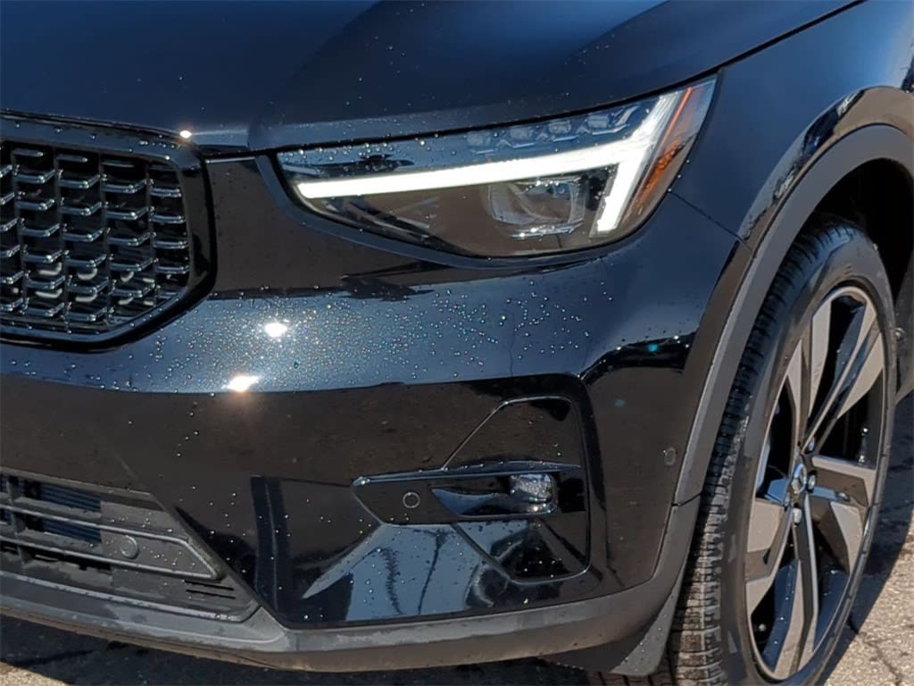 Thumbnail: 2025 Volvo XC40 - 22