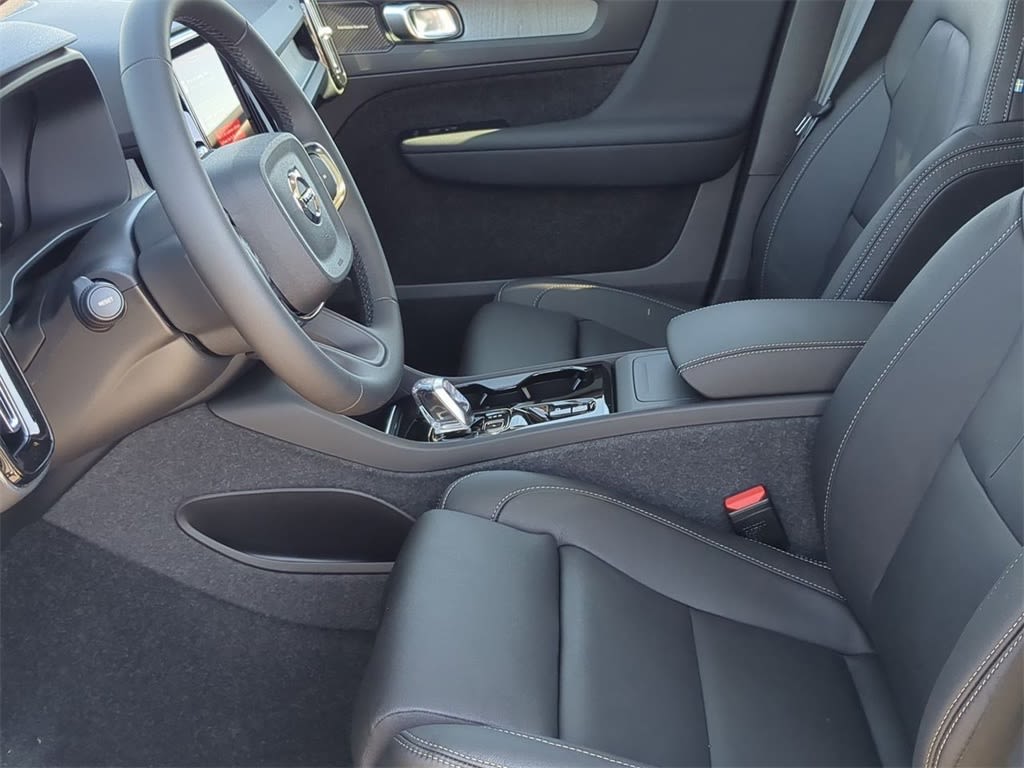 Thumbnail: 2025 Volvo XC40 - 11