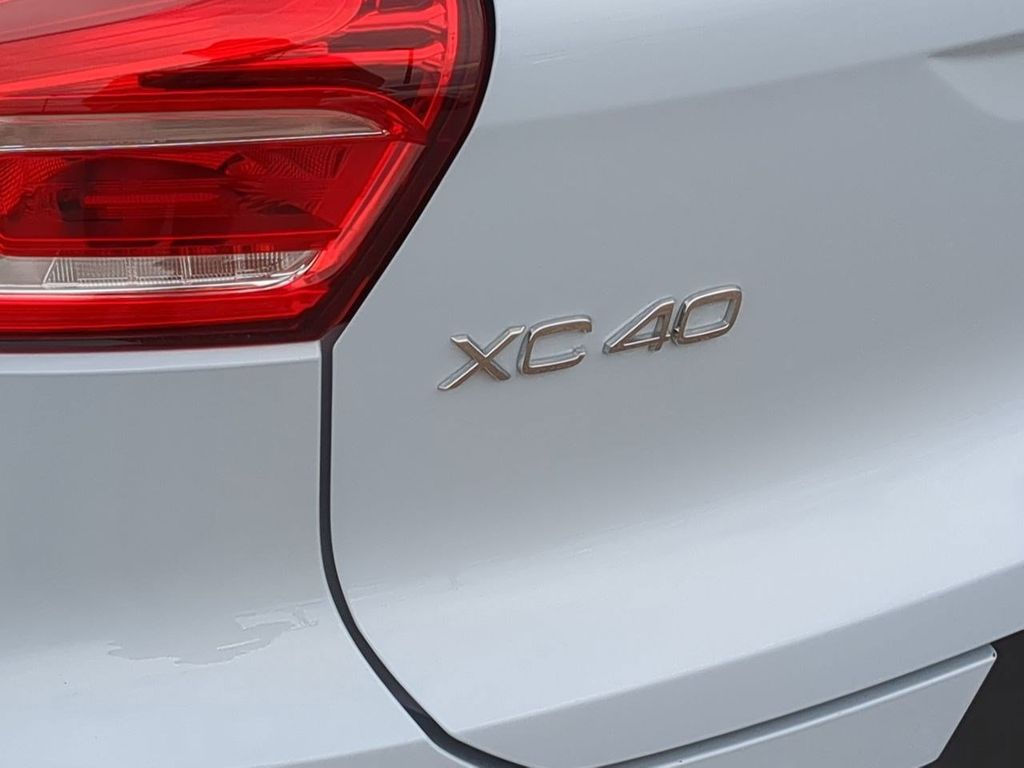 Thumbnail: 2026 Volvo XC40 - 7