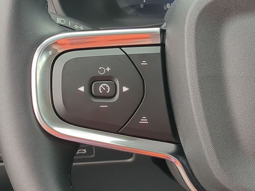 Thumbnail: 2026 Volvo XC40 - 25