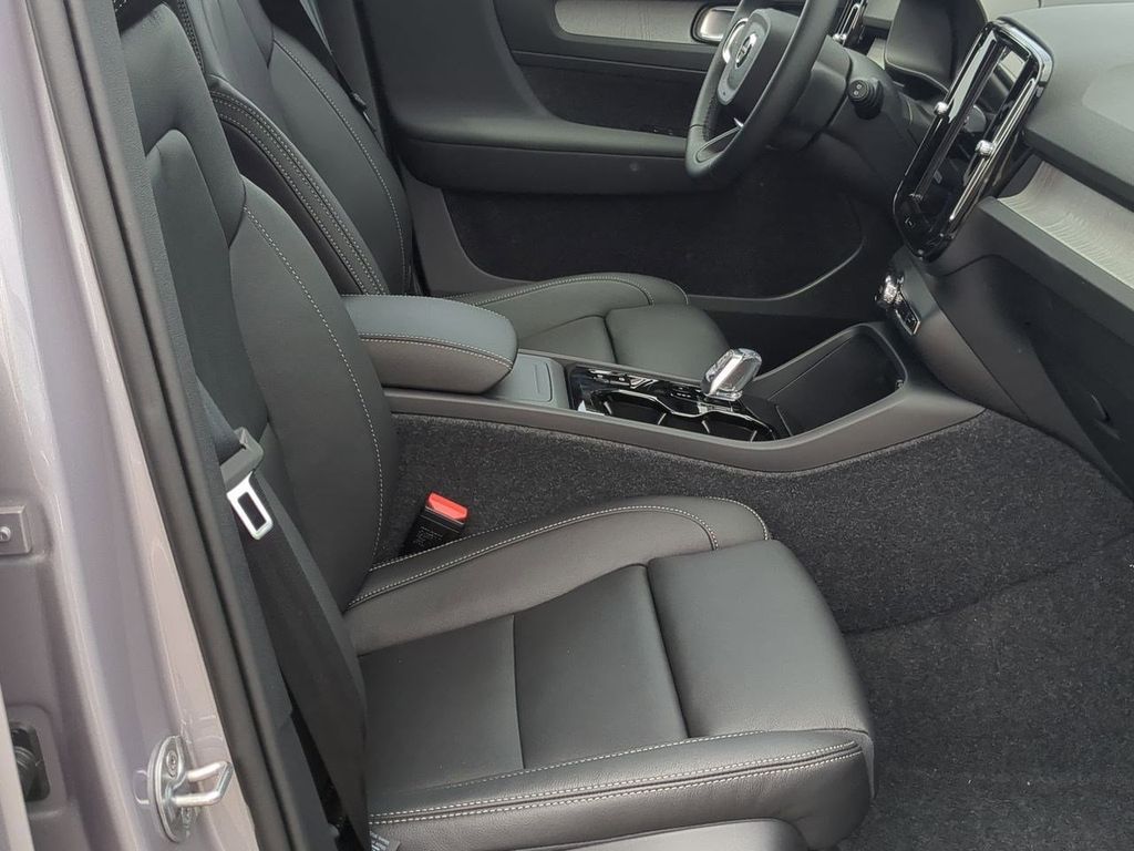 Thumbnail: 2026 Volvo XC40 - 11