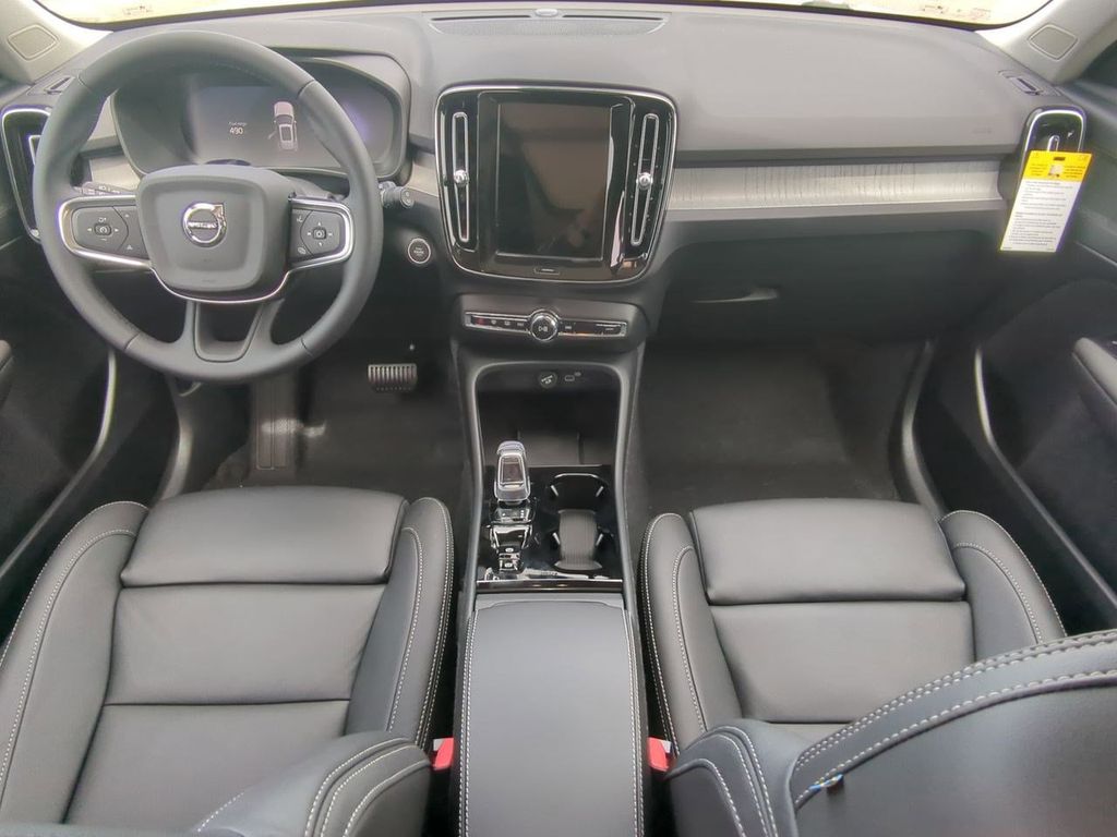 Thumbnail: 2026 Volvo XC40 - 9