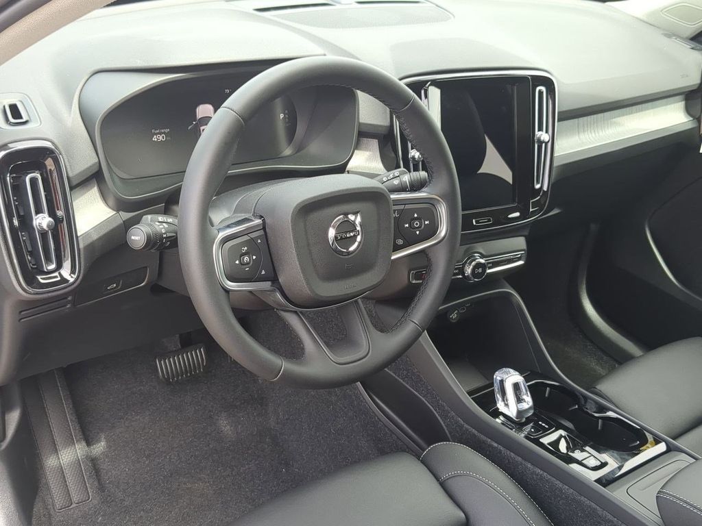 Thumbnail: 2026 Volvo XC40 - 2