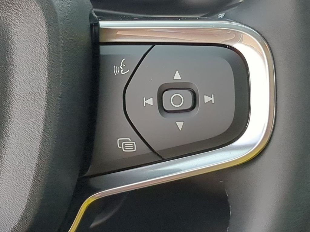 Thumbnail: 2026 Volvo XC40 - 28