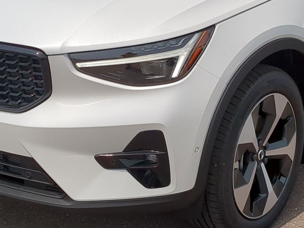 Thumbnail: 2026 Volvo XC40 - 22