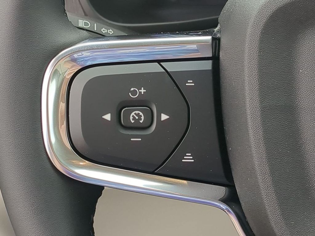 Thumbnail: 2026 Volvo XC40 - 26