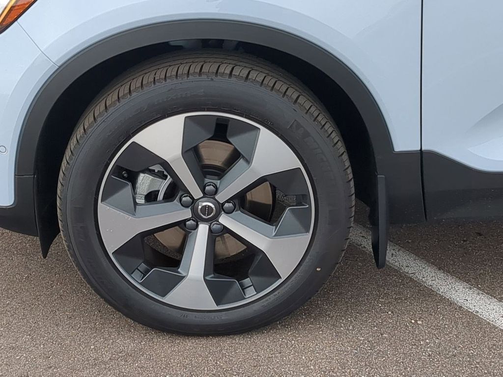 Thumbnail: 2026 Volvo XC40 - 8