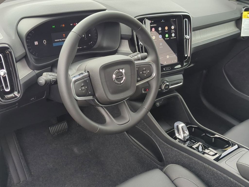 Thumbnail: 2026 Volvo XC40 - 2