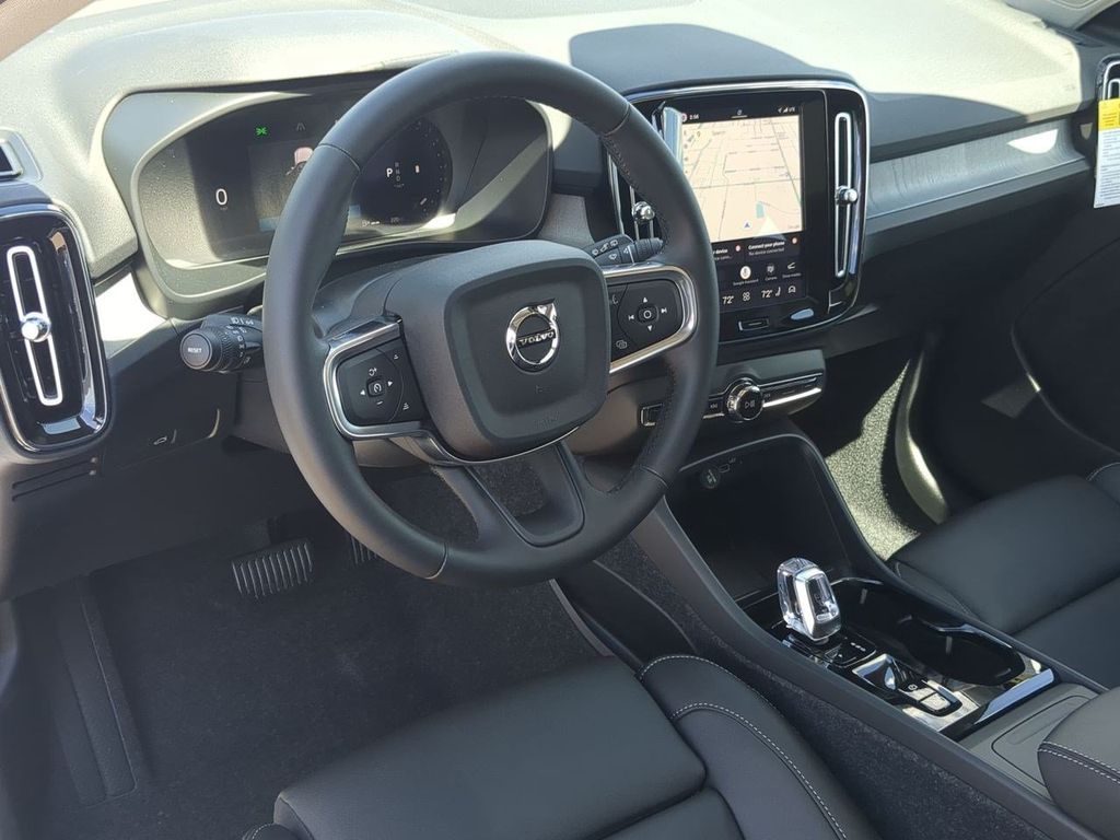 Thumbnail: 2026 Volvo XC40 - 2