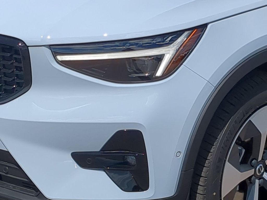 Thumbnail: 2026 Volvo XC40 - 21