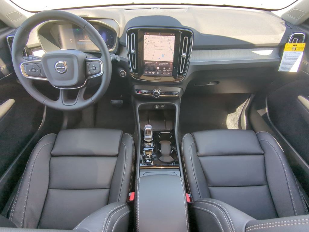 Thumbnail: 2026 Volvo XC40 - 9