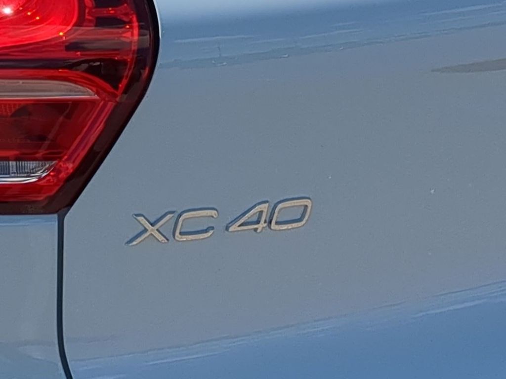 Thumbnail: 2026 Volvo XC40 - 22