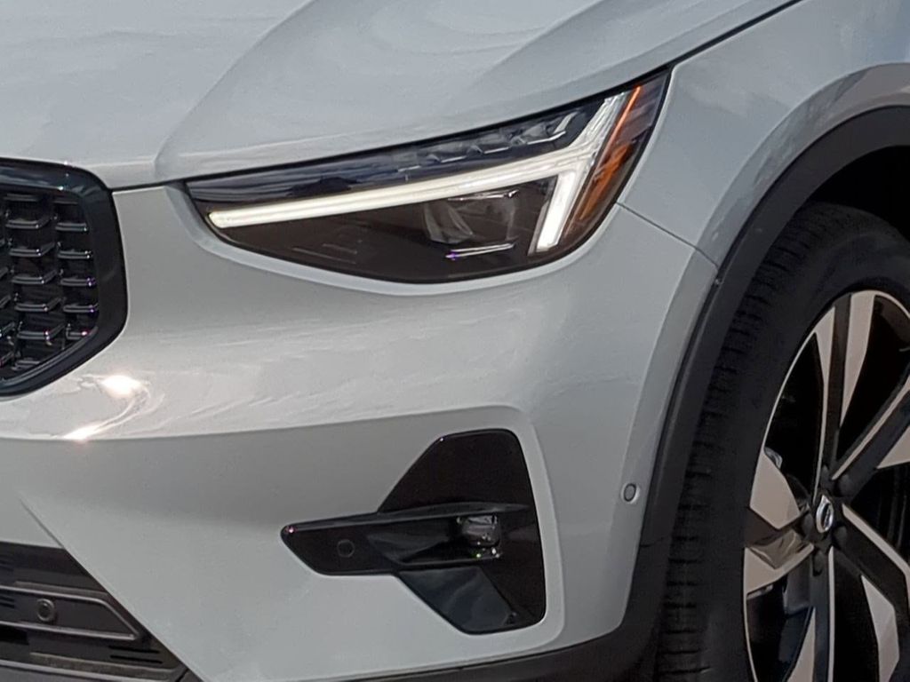 Thumbnail: 2026 Volvo XC40 - 22