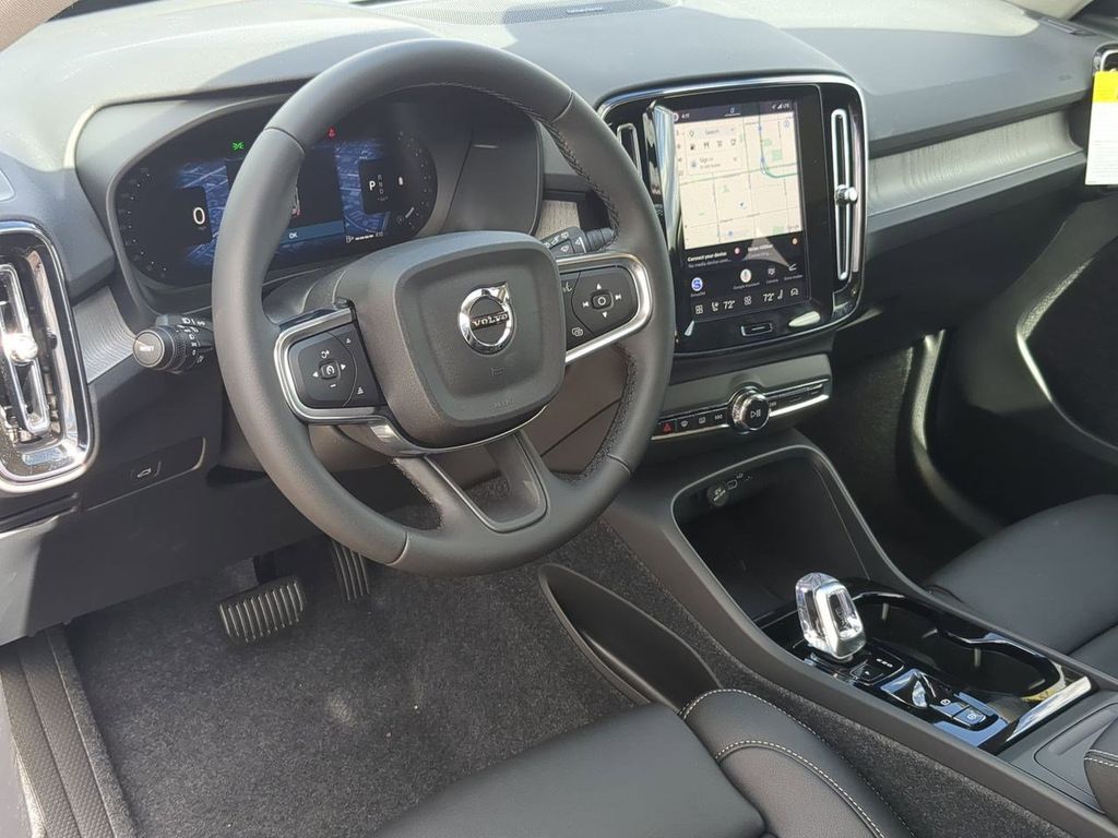 Thumbnail: 2026 Volvo XC40 - 2