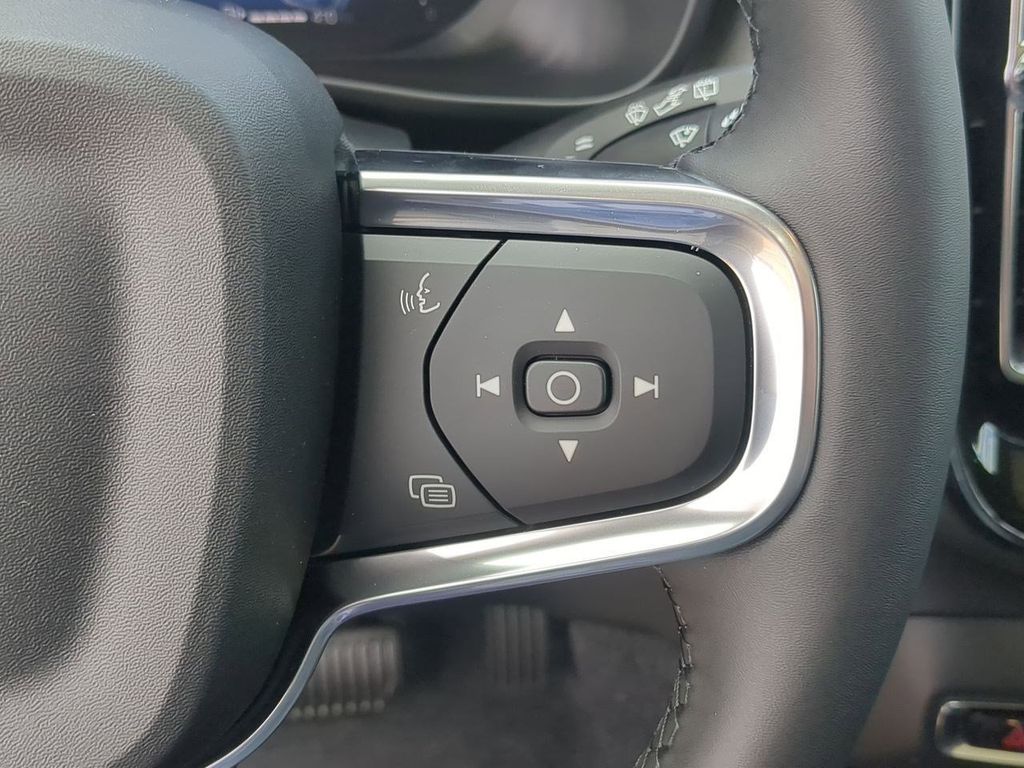 Thumbnail: 2026 Volvo XC40 - 27