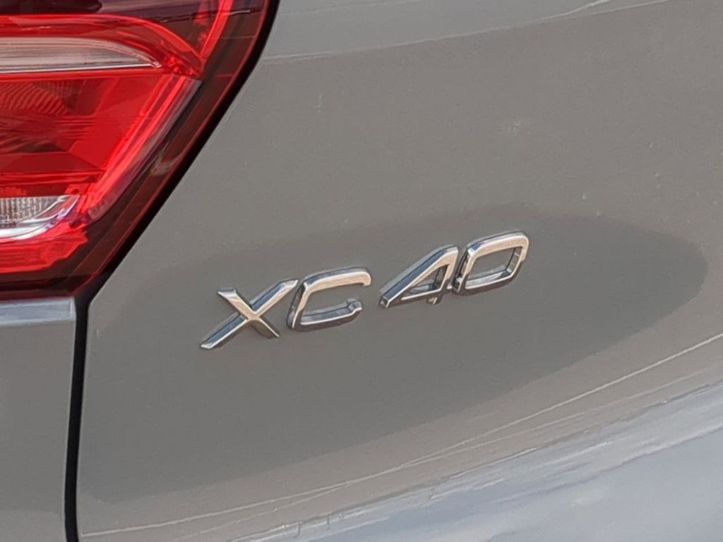 Thumbnail: 2026 Volvo XC40 - 23