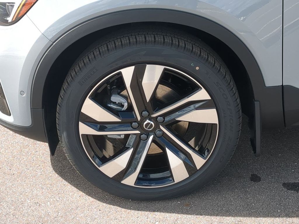 Thumbnail: 2026 Volvo XC40 - 8