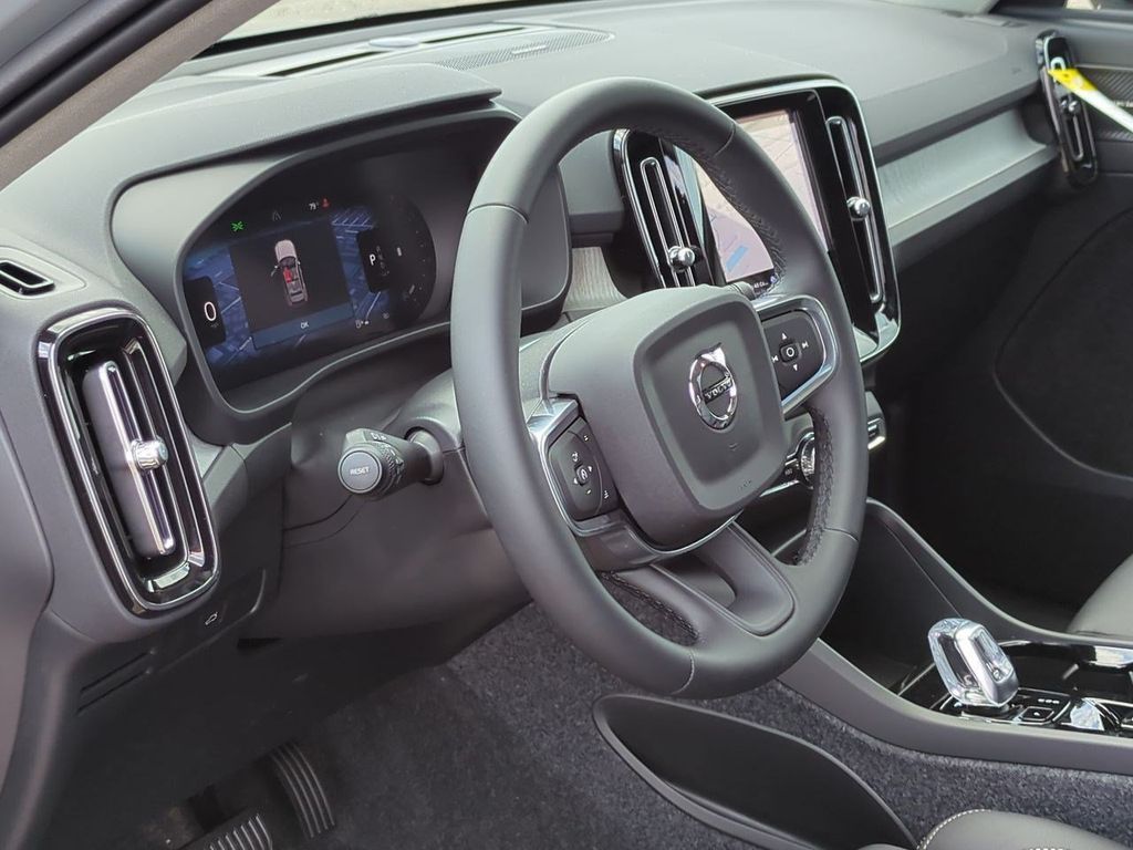 Thumbnail: 2026 Volvo XC40 - 2