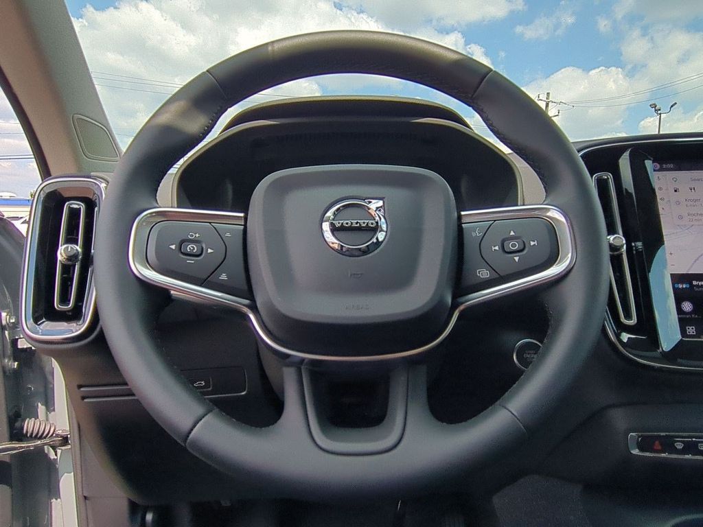 Thumbnail: 2026 Volvo XC40 - 14