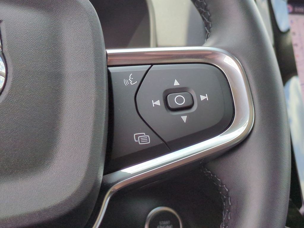 Thumbnail: 2026 Volvo XC40 - 31