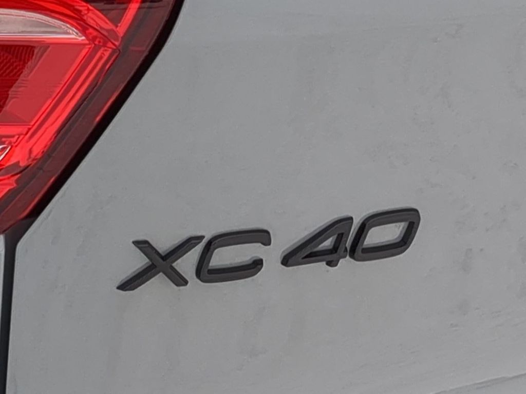 Thumbnail: 2026 Volvo XC40 - 7