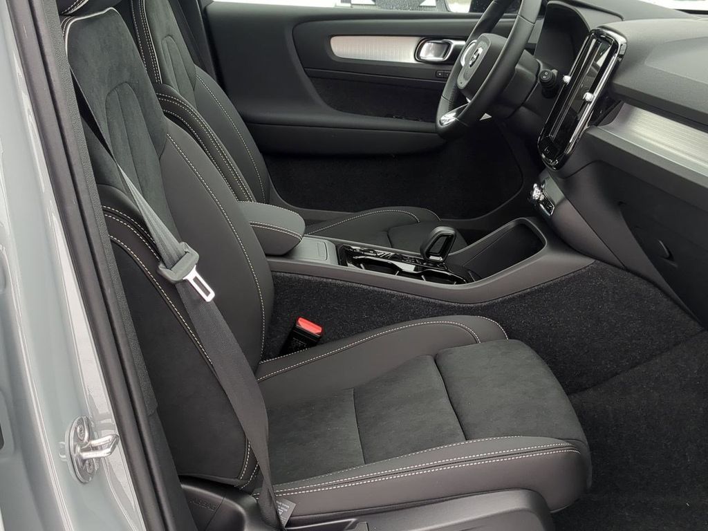 Thumbnail: 2026 Volvo XC40 - 11