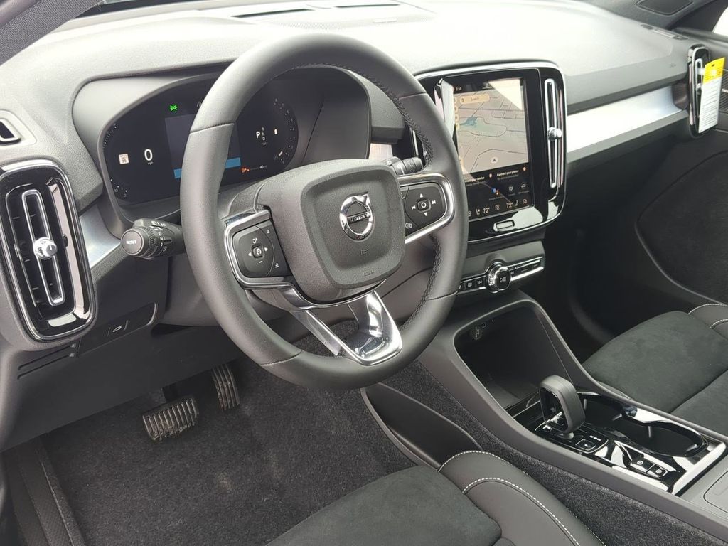 Thumbnail: 2026 Volvo XC40 - 2