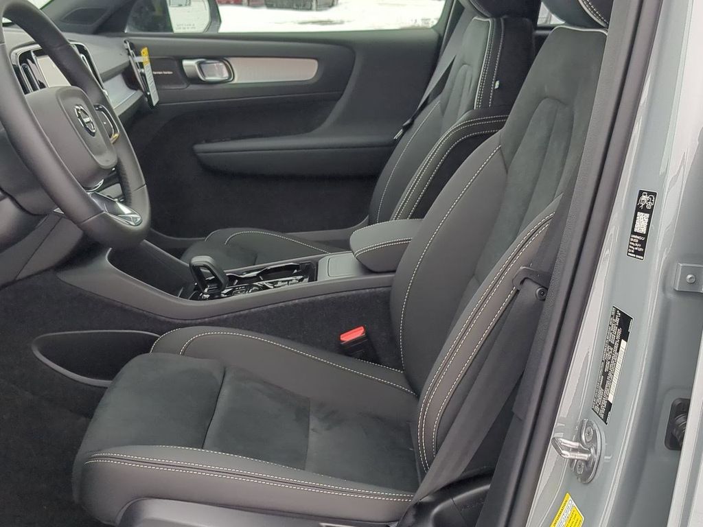 Thumbnail: 2026 Volvo XC40 - 10