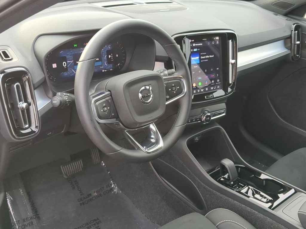 Thumbnail: 2026 Volvo XC40 - 2