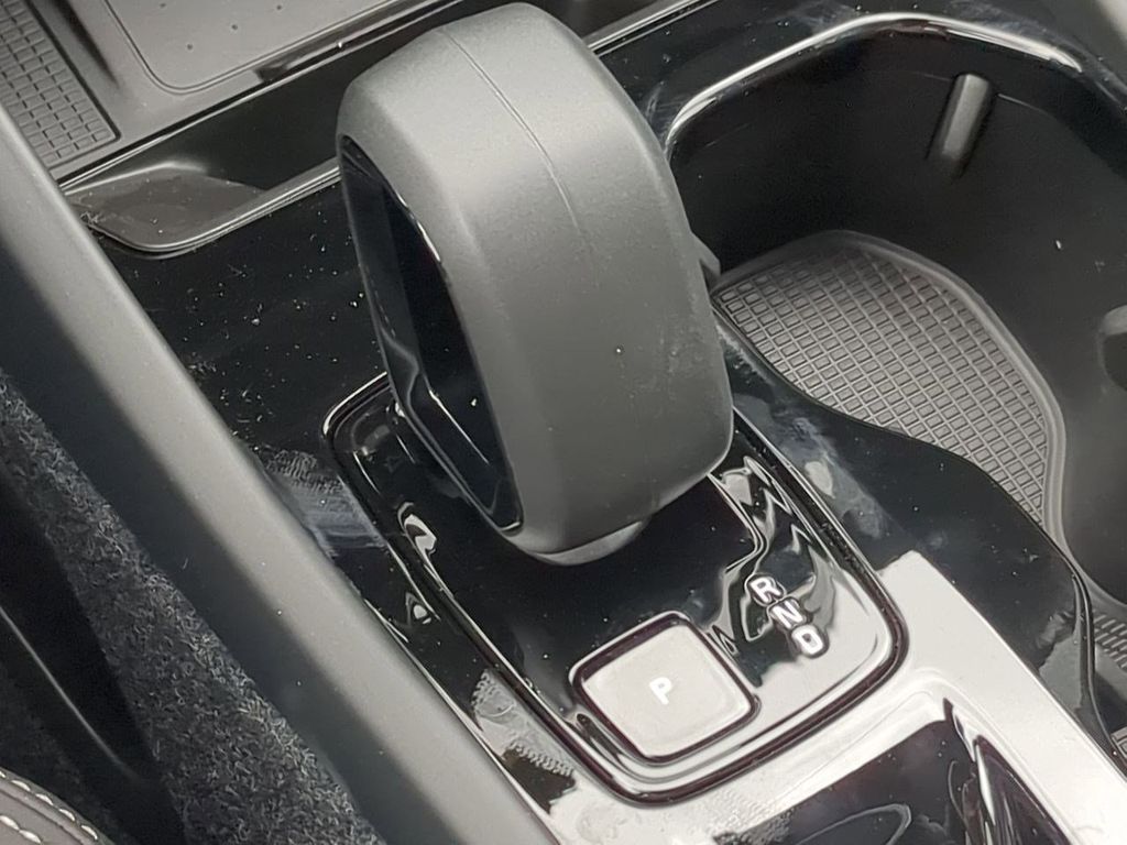Thumbnail: 2026 Volvo XC40 - 15