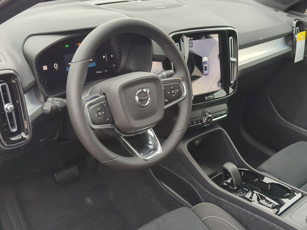 Thumbnail: 2026 Volvo XC40 - 2
